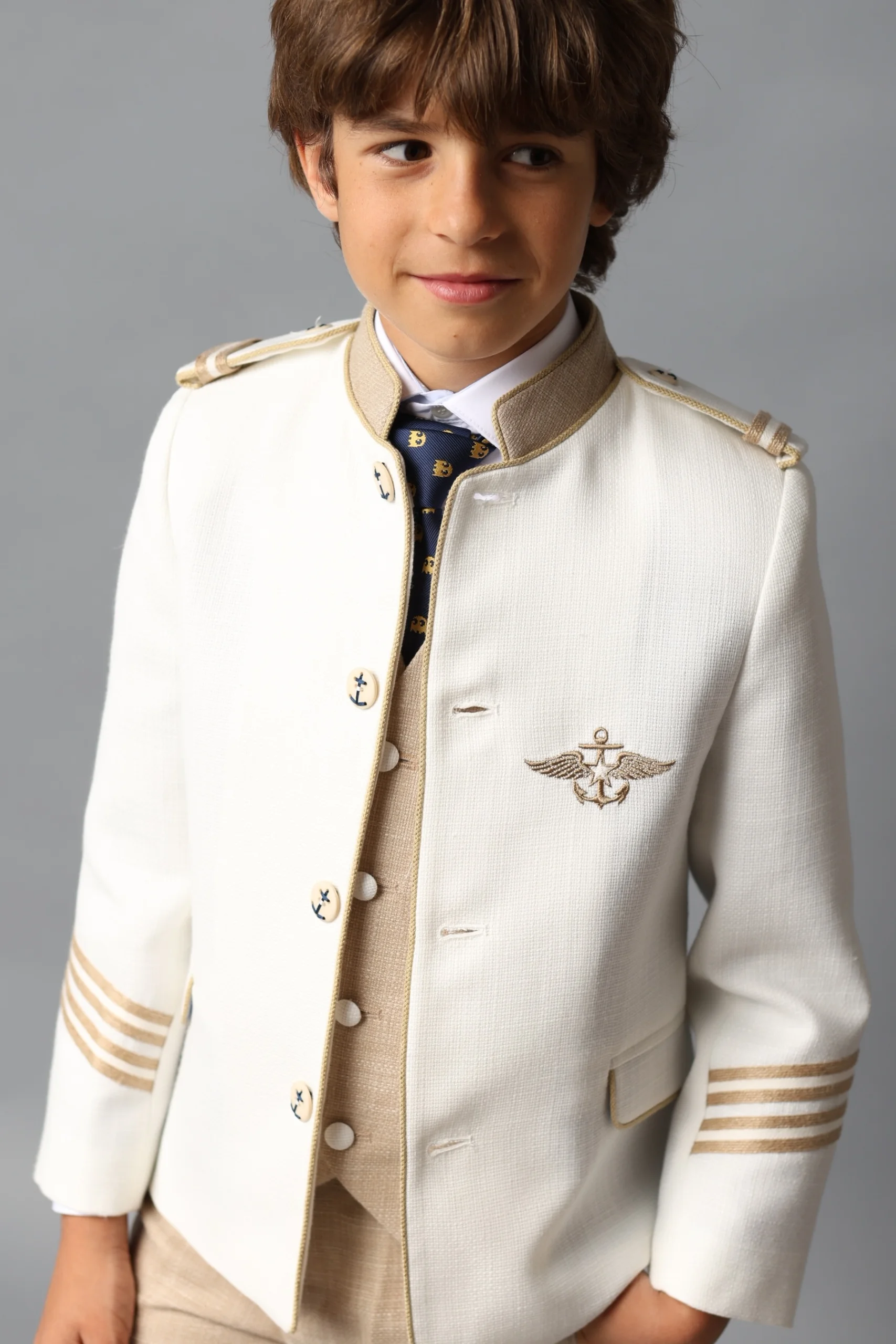 Traje Almirante Beige 2025 para Comunión Niño con traje de comunión almirante en beige con detalles dorados, colección 2025.