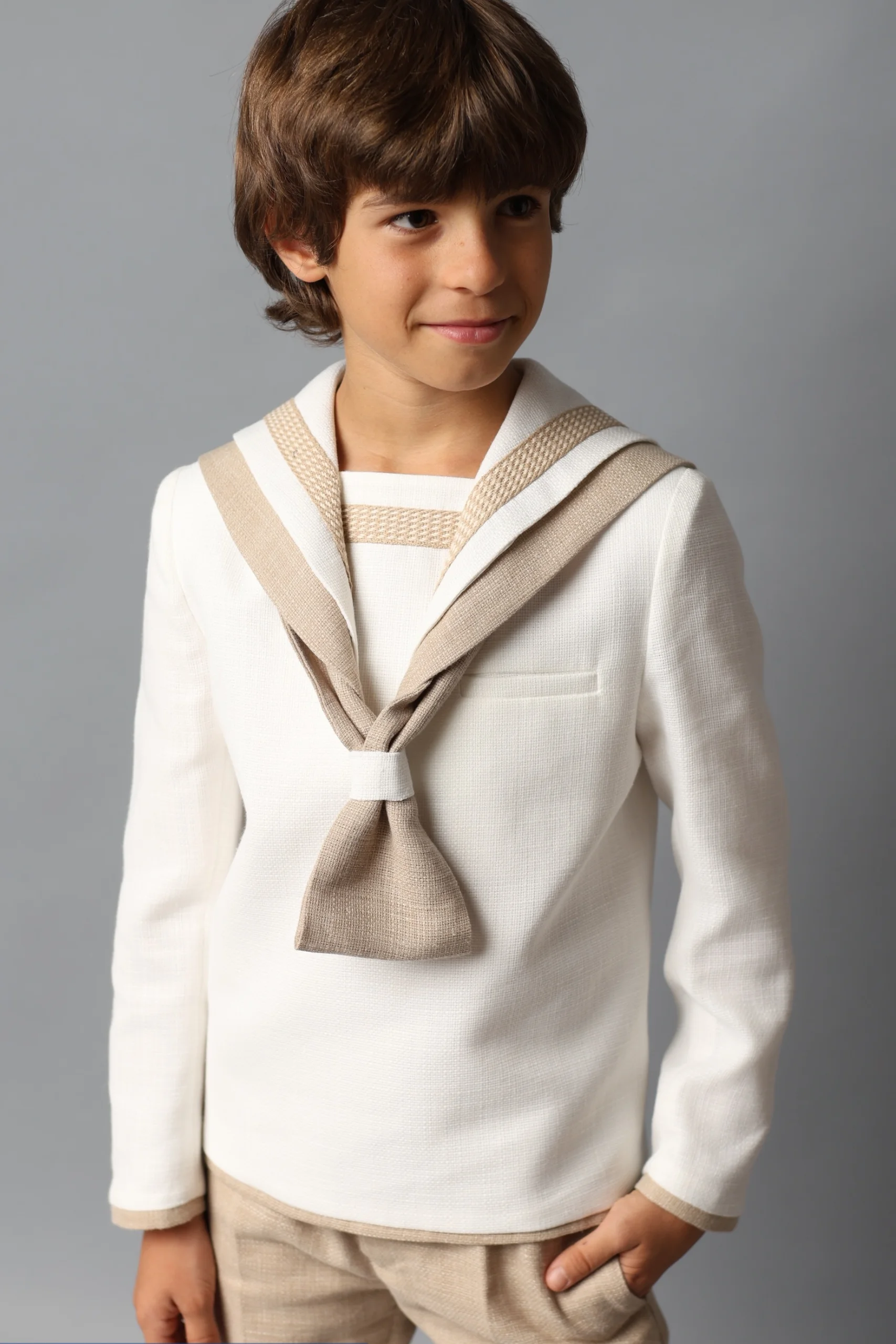 Jersey Marinero de Comunión 2025 en Beige y Blanco Niño con jersey de comunión marinero en tonos beige y blanco de la colección 2025.