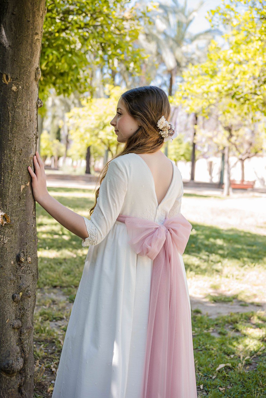 Vestido comunión Julieta Infantil, espalda en V, lazo rosa, manga tres cuartos, estilo romántico en entorno