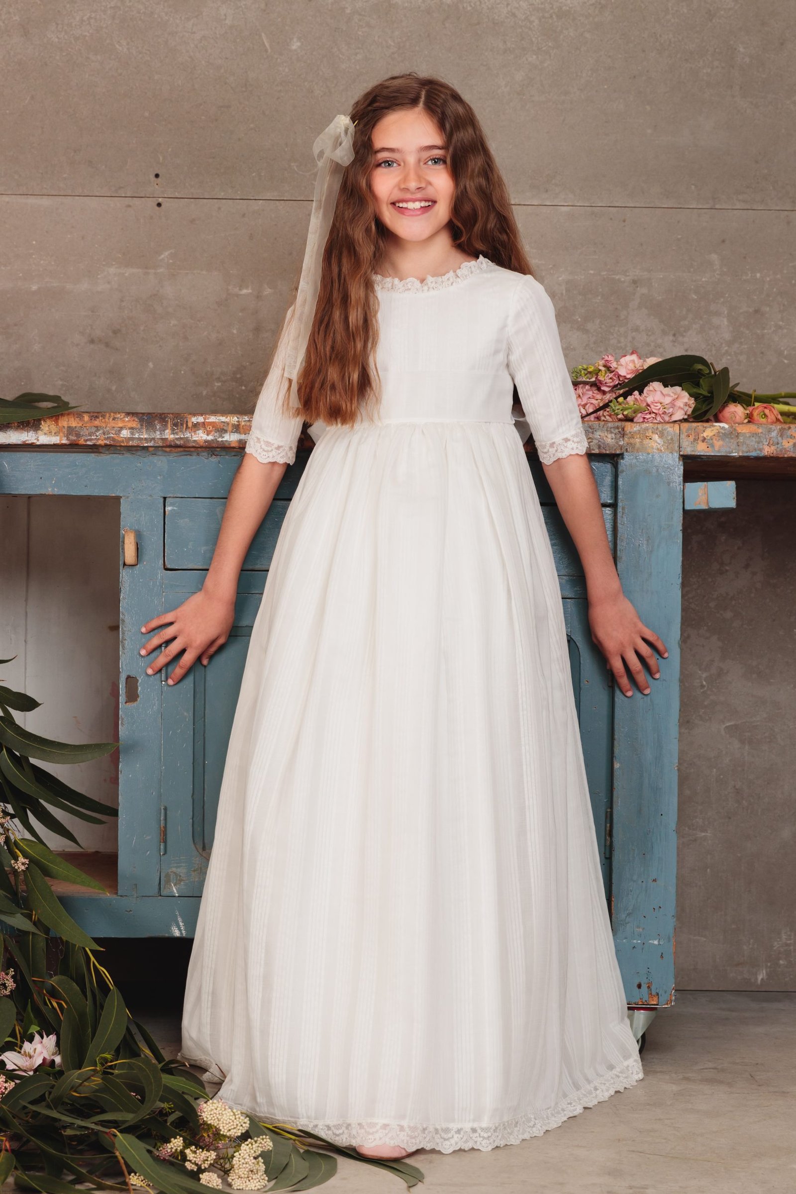 Vestido de comunión blanco clásico con manga tres cuartos, cuello redondo y falda larga, diseño exclusivo de MartaMolina.com