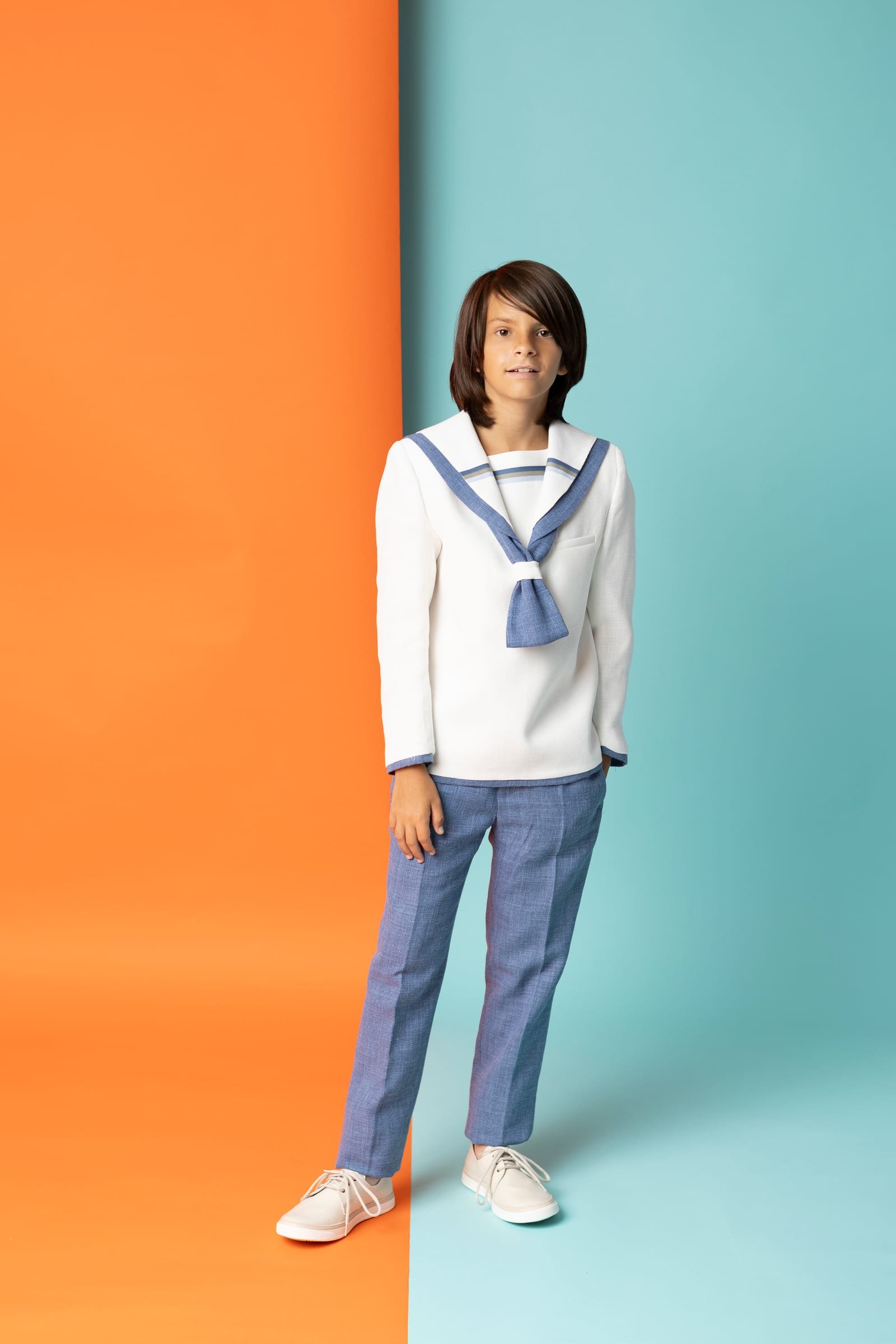 Traje de comunión niño 2027 Blue Moon, cuello marinero blanco con lazo azul y pantalón a juego