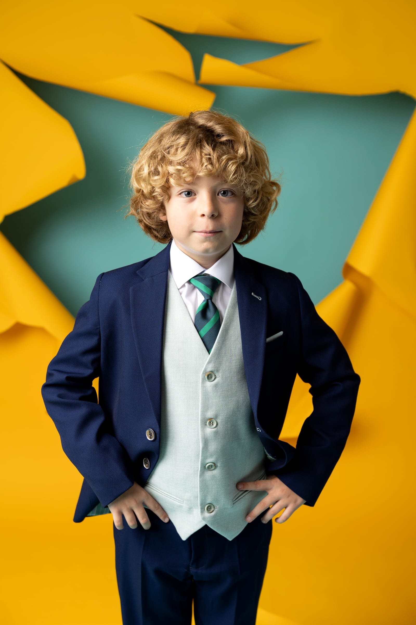 Traje de comunión niño 2027 Bora, americana azul marino con chaleco gris y corbata verde