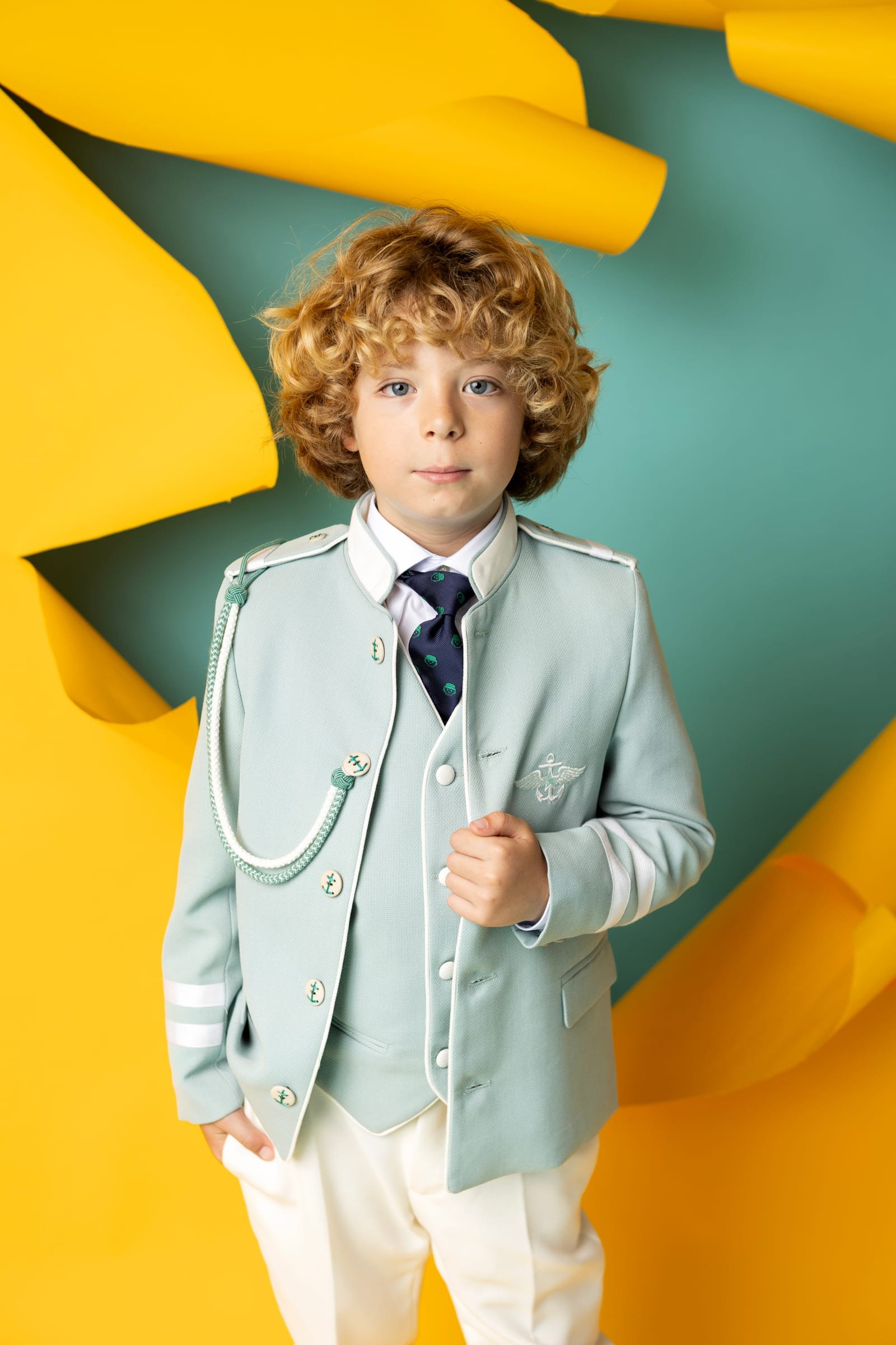 Traje de comunión niño 2027 Caspio, chaqueta almirante verde agua con cordón trenzado y emblema de ancla