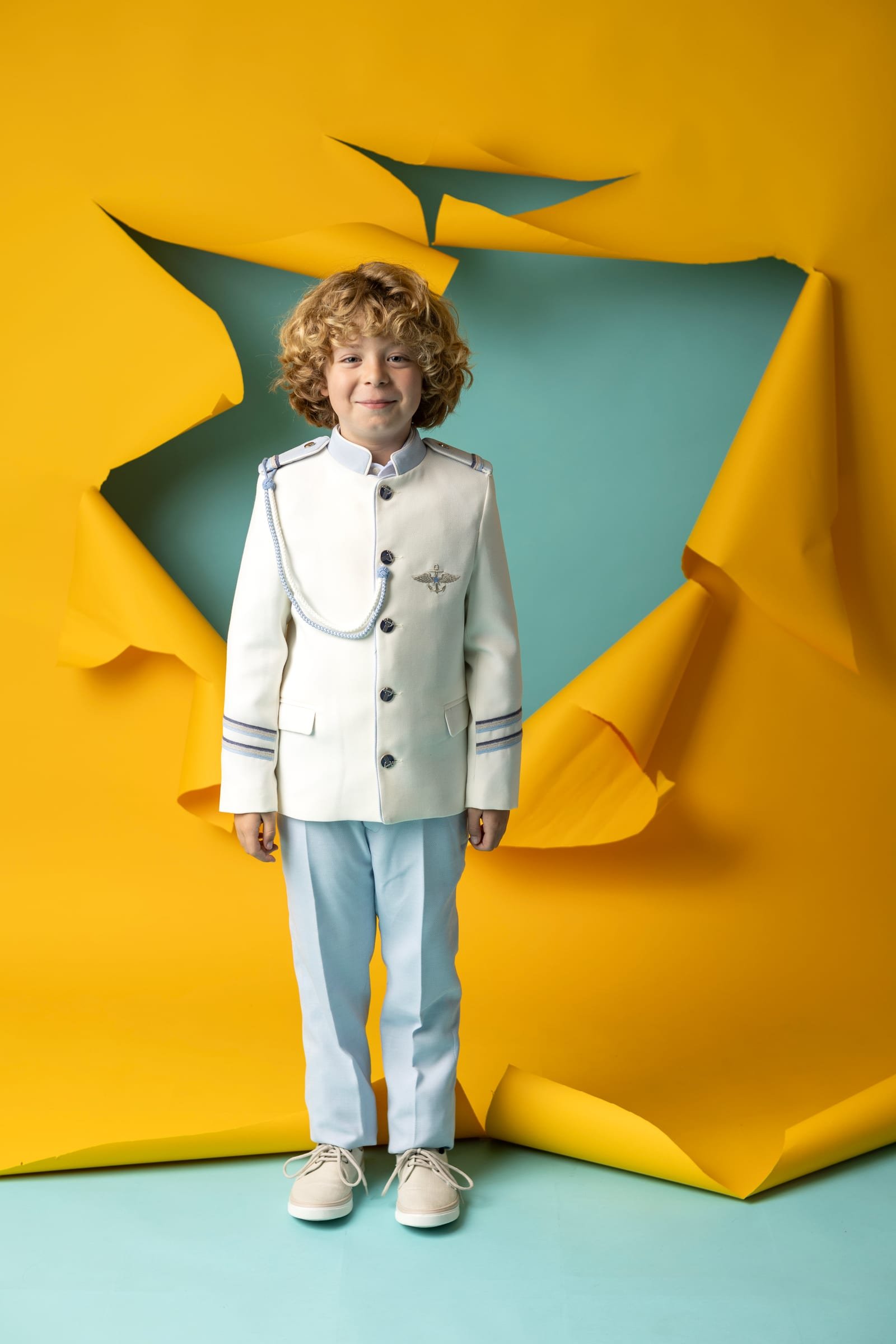 Traje de comunión niño 2027 Fiyi, chaqueta almirante blanca con charreteras y cordón