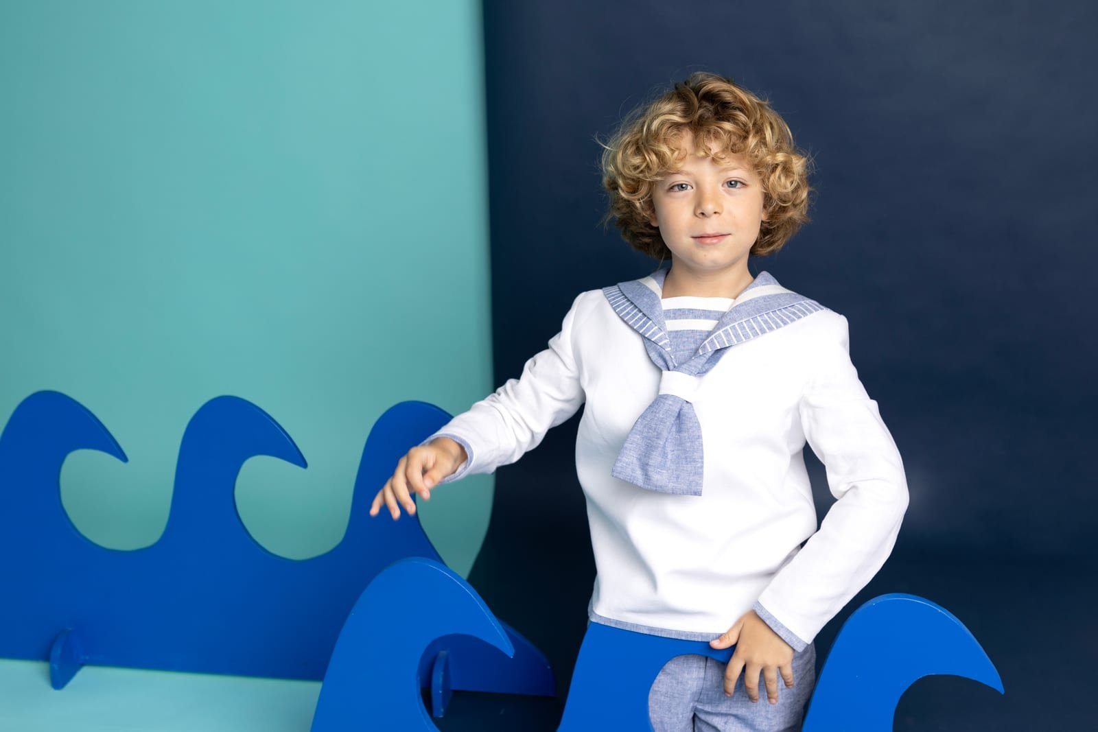Traje de comunión niño 2027 Hawaian, cuello marinero blanco y azul con pantalón vaquero claro