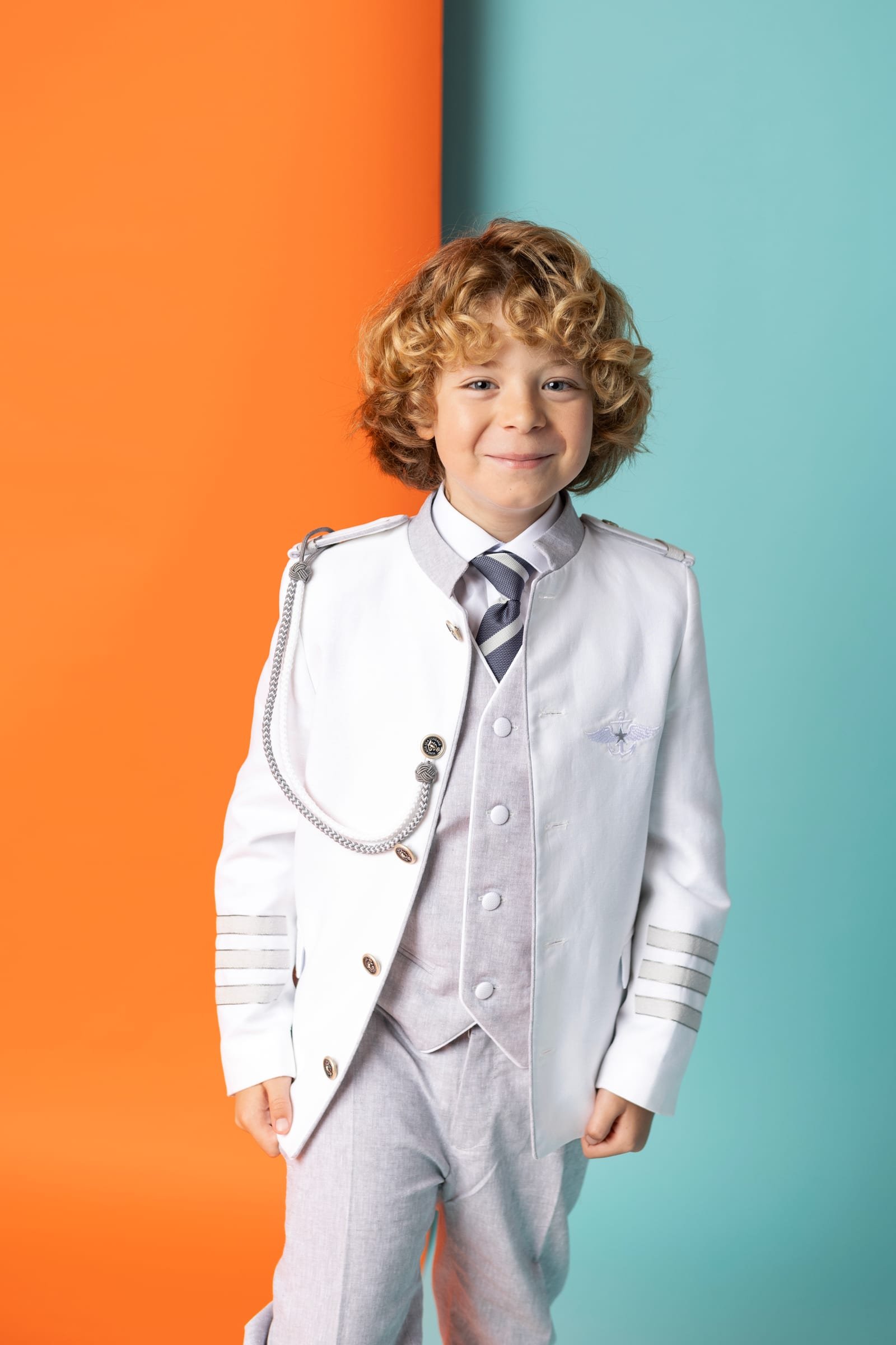 Traje de comunión niño 2027 Kay, chaqueta almirante blanca con chaleco y galones plateados