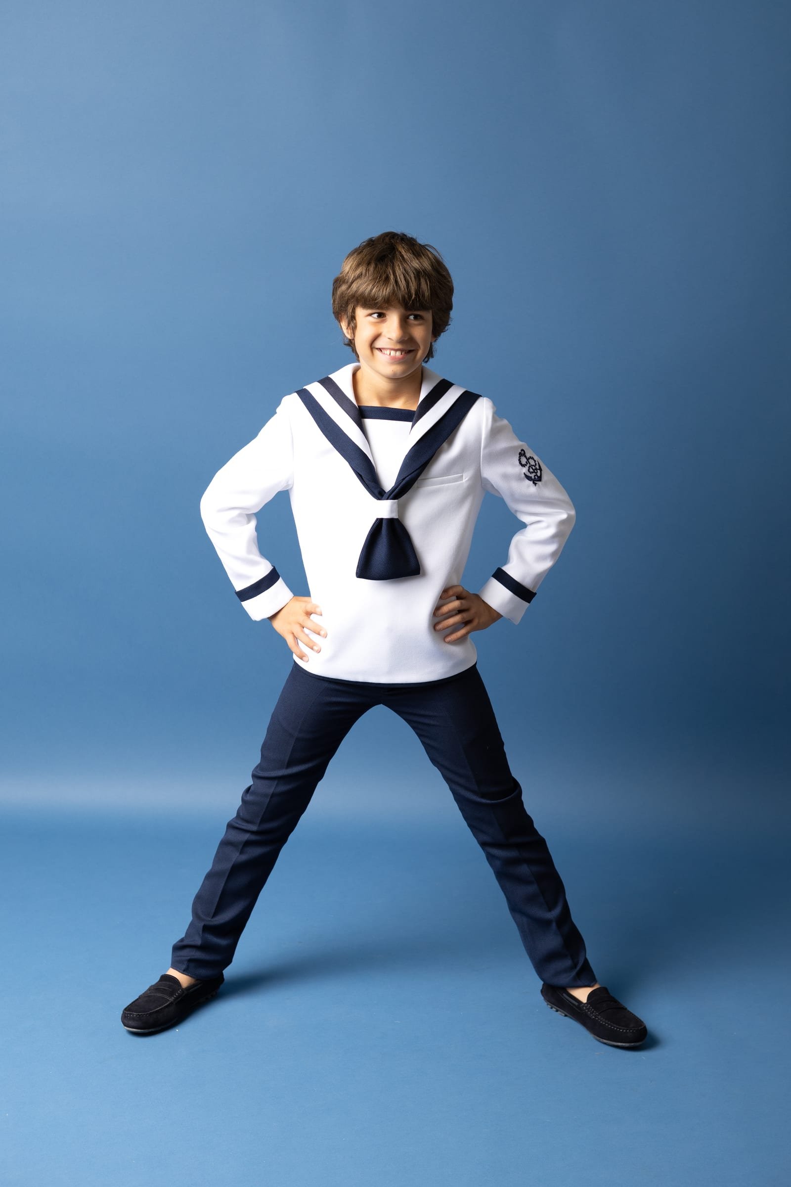 Traje de comunión niño 2027 M10, marinero blanco con lazo azul marino