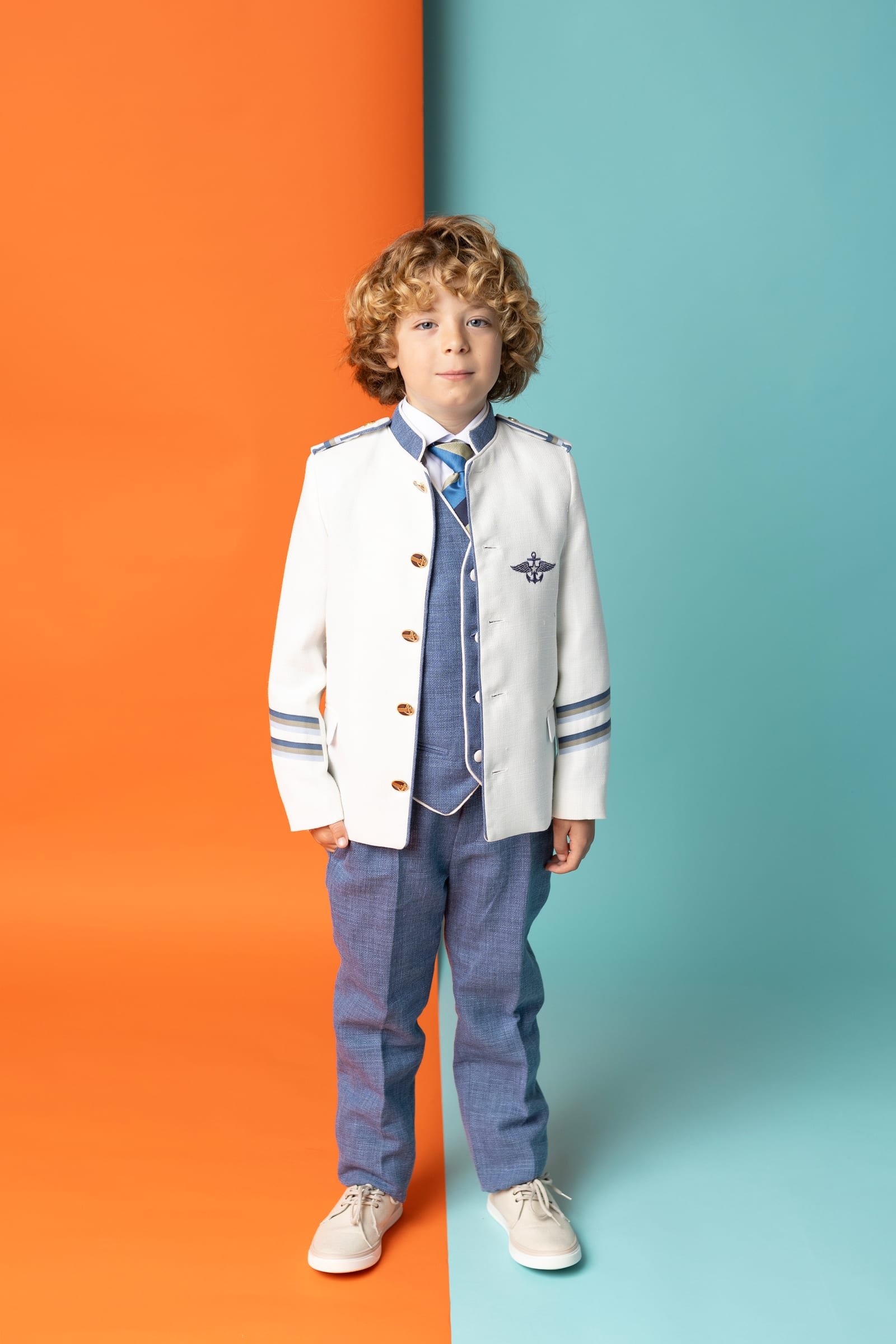 Traje de comunión niño 2027 Nostrum, chaqueta almirante blanca con chaleco azul y galones
