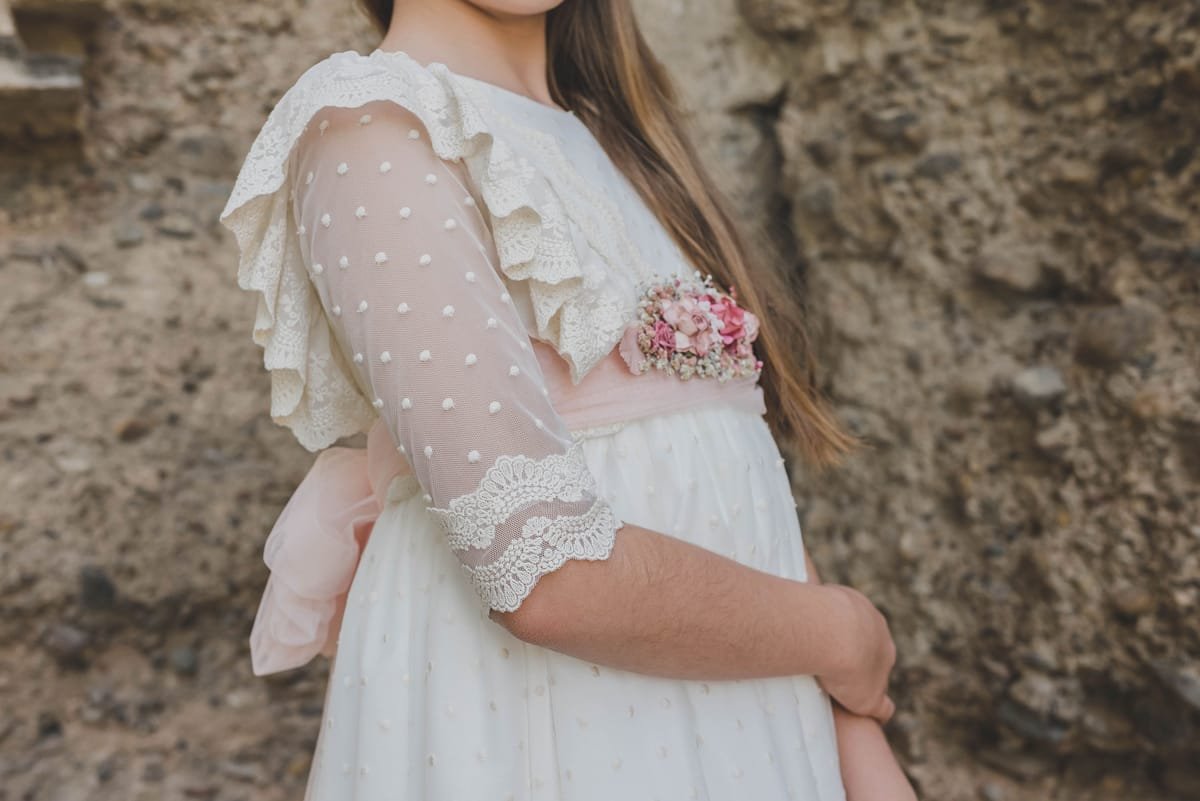Detalle Tul Bordado Vestido Comunion 2027 Detalle de tul bordado y lazo floral en vestido de comunión 2027 Marta Molina